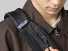 いま買うべきアウトドアブランドの「黒ショルダーバッグ」4選。パタゴニア、モンベル、アークテリクス...テックで機能派だから日常、旅先の必需品！