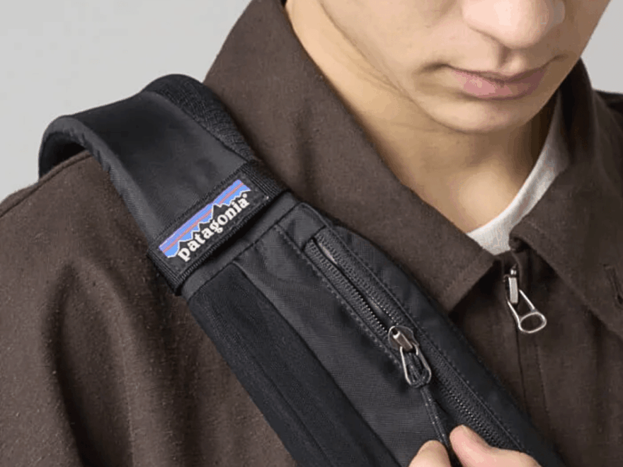 いま買うべきアウトドアブランドの「黒ショルダーバッグ」4選。パタゴニア、モンベル、アークテリクス...テックで機能派だから日常、旅先の必需品！