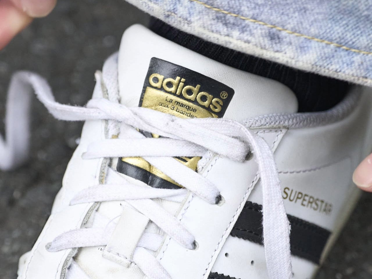 [Gallery]どんなスタイルも支えてくれるアディダス「スーパースター」！【おしゃれな人はメジャーブランドの愛用スニーカーをどう履く？Vol.144】