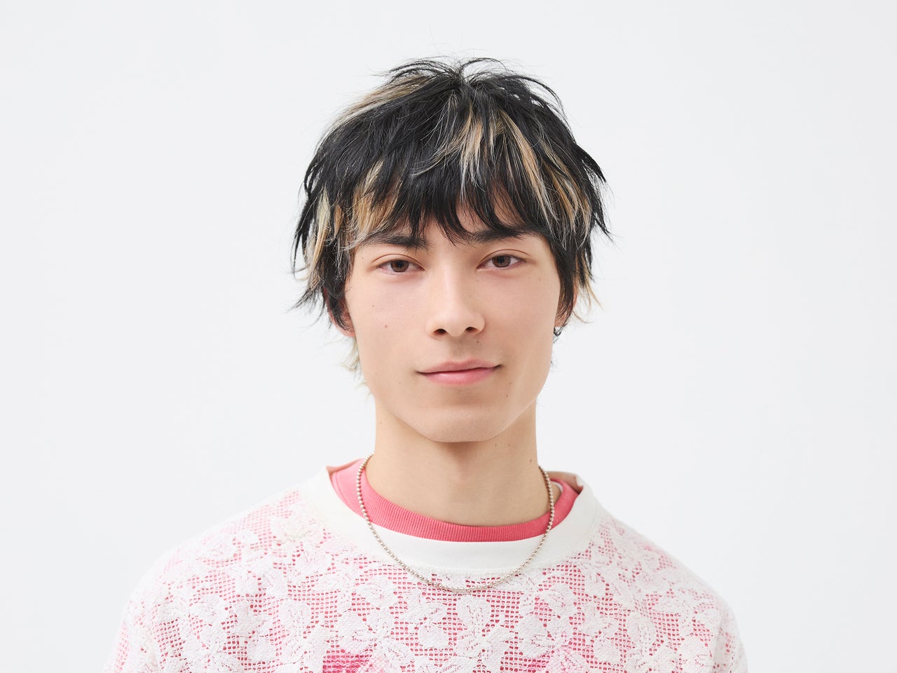 ちょっとした遊びがおもしろい。ポイントブリーチで際立つレイヤーショート【東京最旬ヘアカタログ】