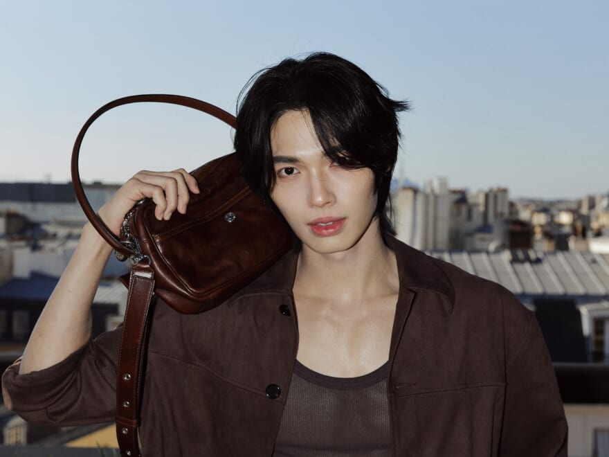 タイの俳優、ウィン・メータウィンがパリファッションウィークで「アクネ ストゥディオズ」の新作“Camro Belt バッグ”を着用！