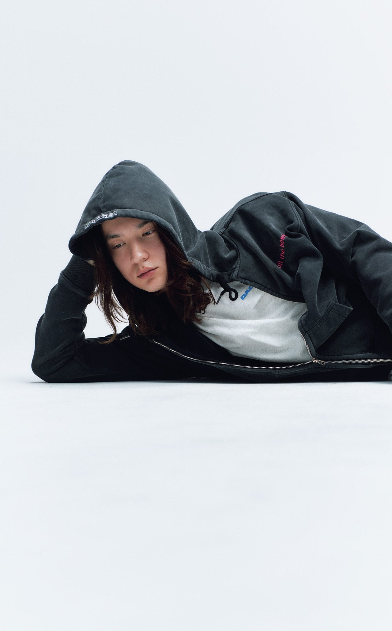 嵐 翔真が着用するダガー フォー ユナイテッドアローズ&サンズのフーディー、Tシャツ