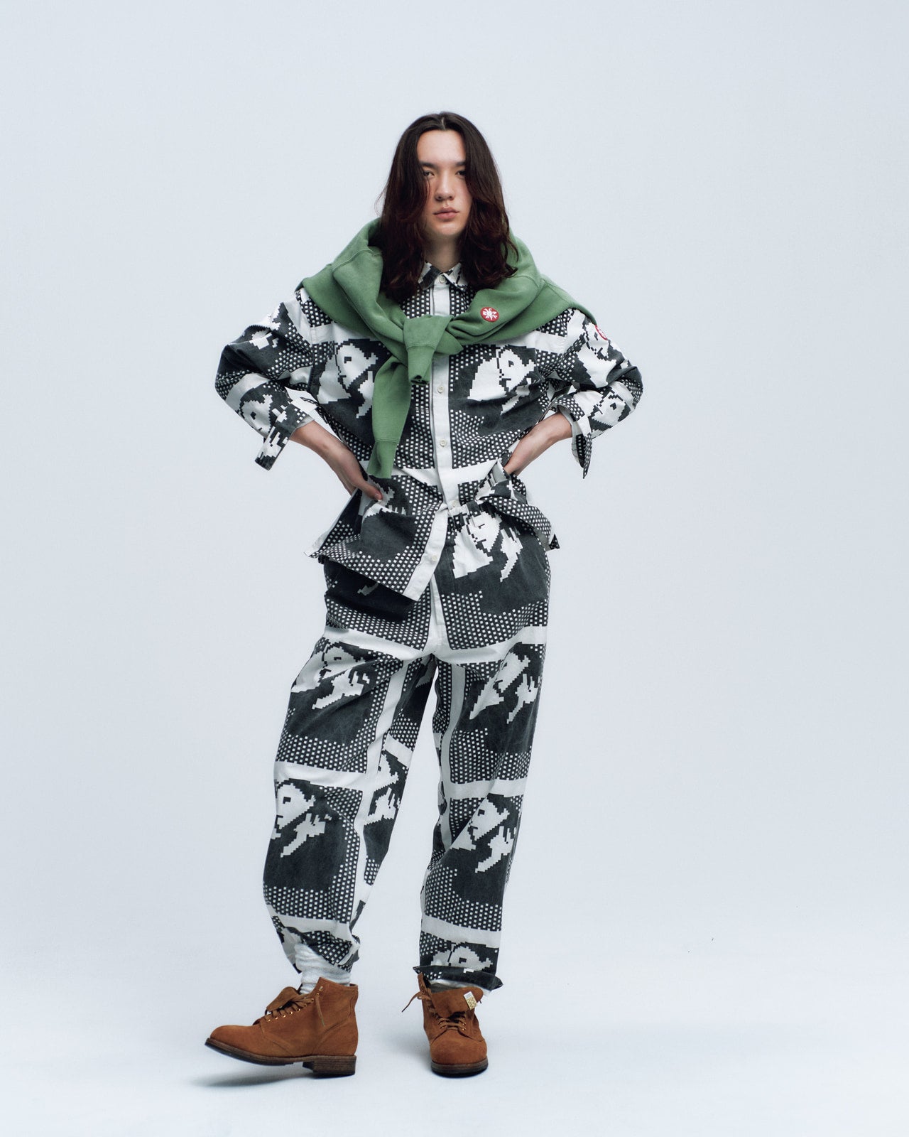 嵐 翔真が着用するシーイー フォー エス エス ズィーのシャツ、パンツ、スウェット