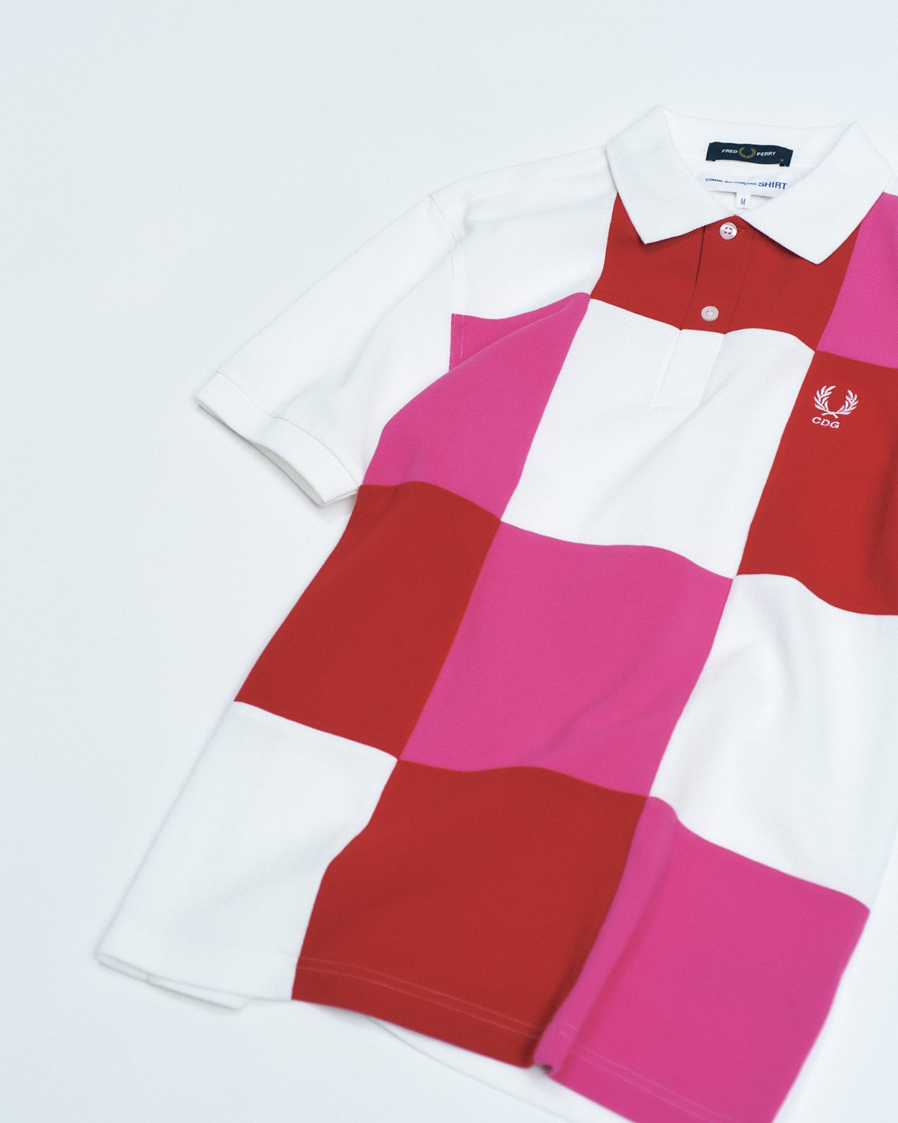 嵐 翔真が着用するコム デ ギャルソン・シャツ×フレッドペリーのポロシャツ