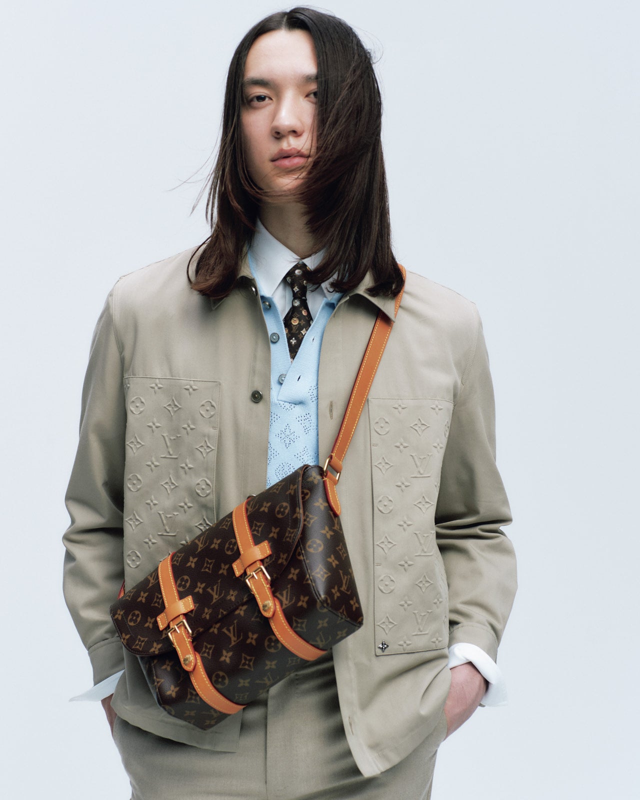 嵐 翔真が着用するルイ・ヴィトンのシャツ、ポロシャツ、ネクタイ、バッグ