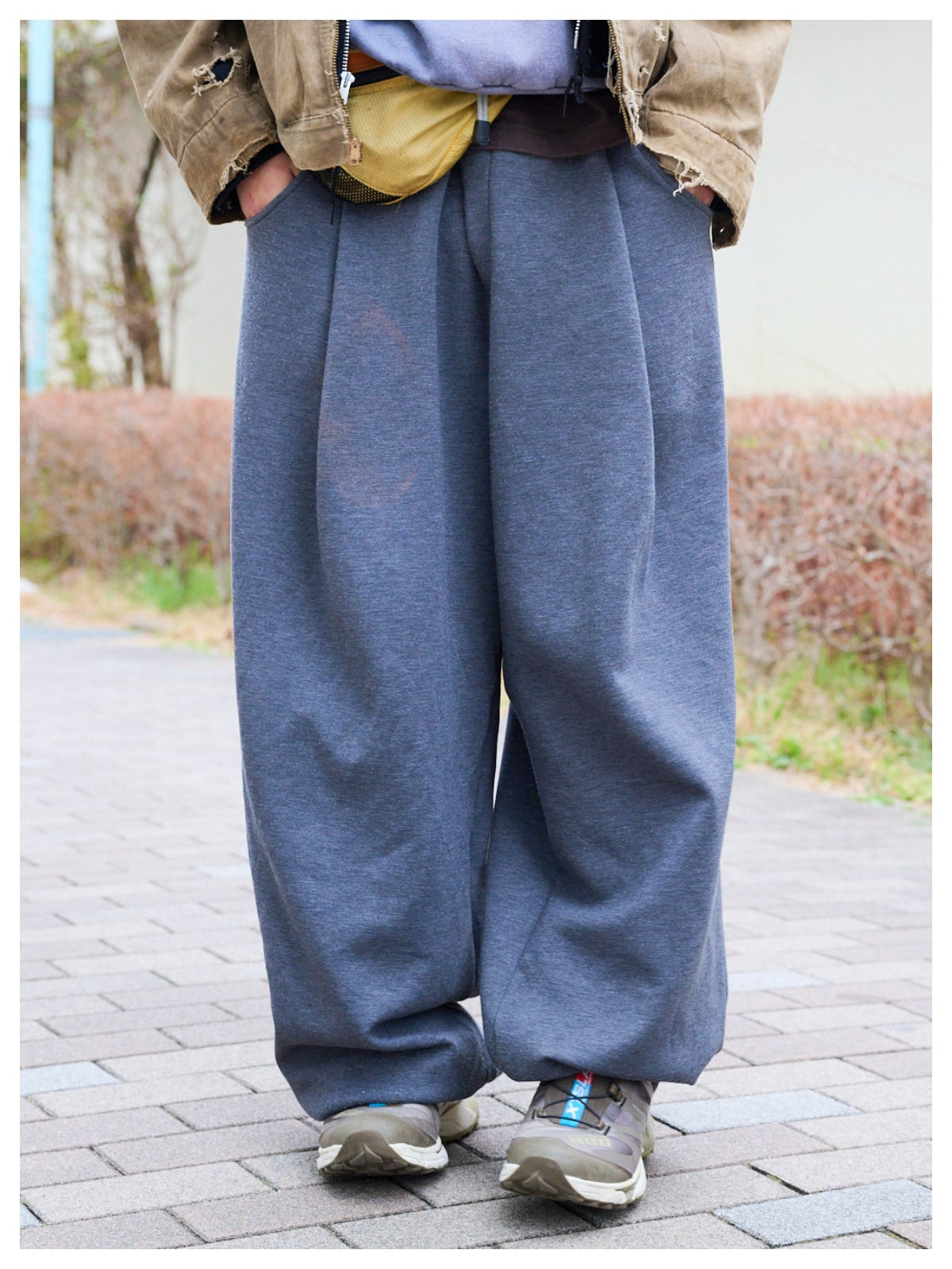 ネオンサインのスウェットパンツ 正面