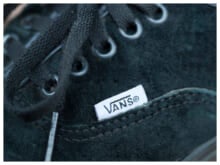 ABCマートで何度も買い足す。「ヴァンズ」の“黒いオーセンティック”は極私的マイ永久定番!【おしゃれな人はメジャーブランドの愛用スニーカーをどう履く?Vol.147】