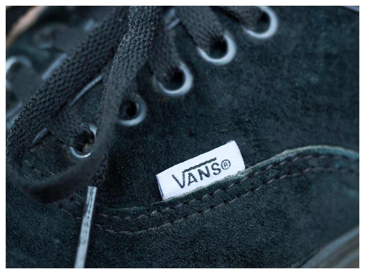 ABCマートで何度も買い足す。「ヴァンズ」の“黒いオーセンティック”は極私的マイ永久定番！【おしゃれな人はメジャーブランドの愛用スニーカーをどう履く？Vol.147】