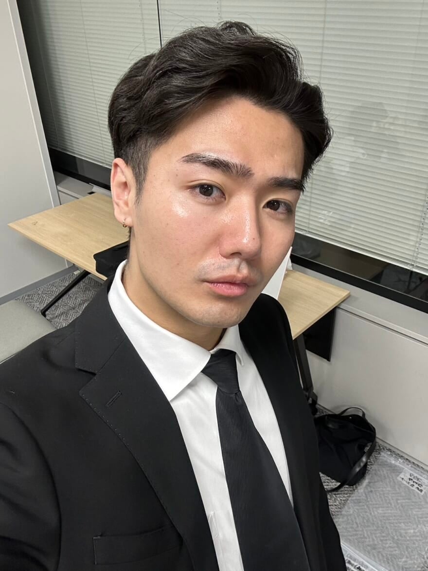 スーツを着た鈴々木響