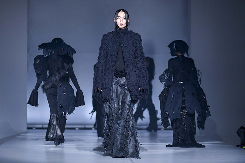 文化学園大学服装学部ファッションクリエイション学科による2025年のファッションショーの様子2