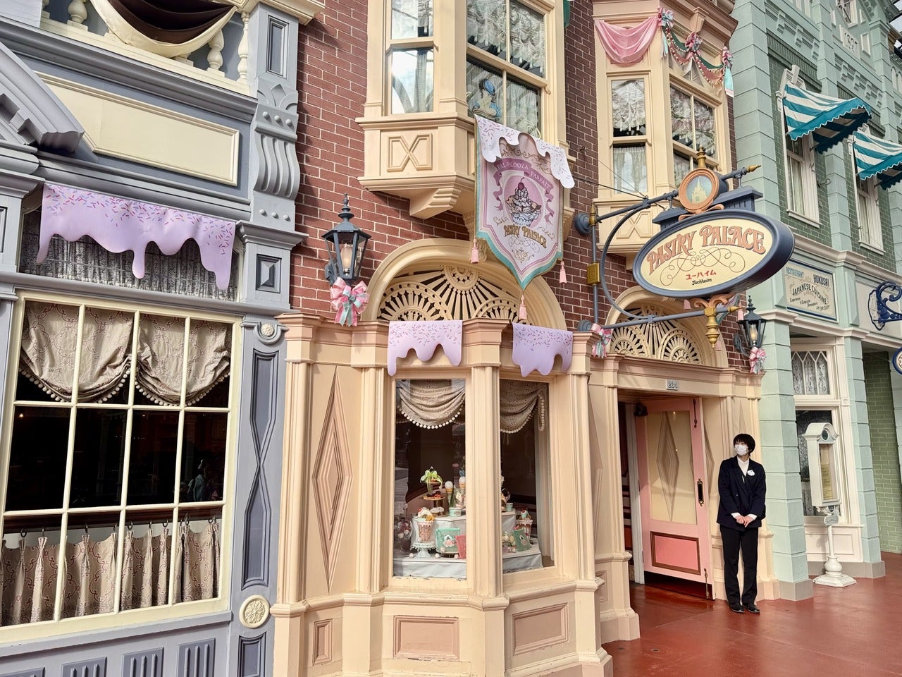 ディズニーランド食べ歩きヴァネロペおすすめ「ペイストリーパレス」外観