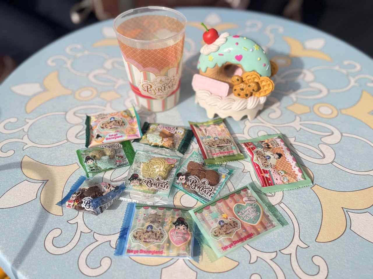 ディズニーランド食べ歩きヴァネロペおすすめ「ペイストリーパレス」お菓子の詰め合わせ