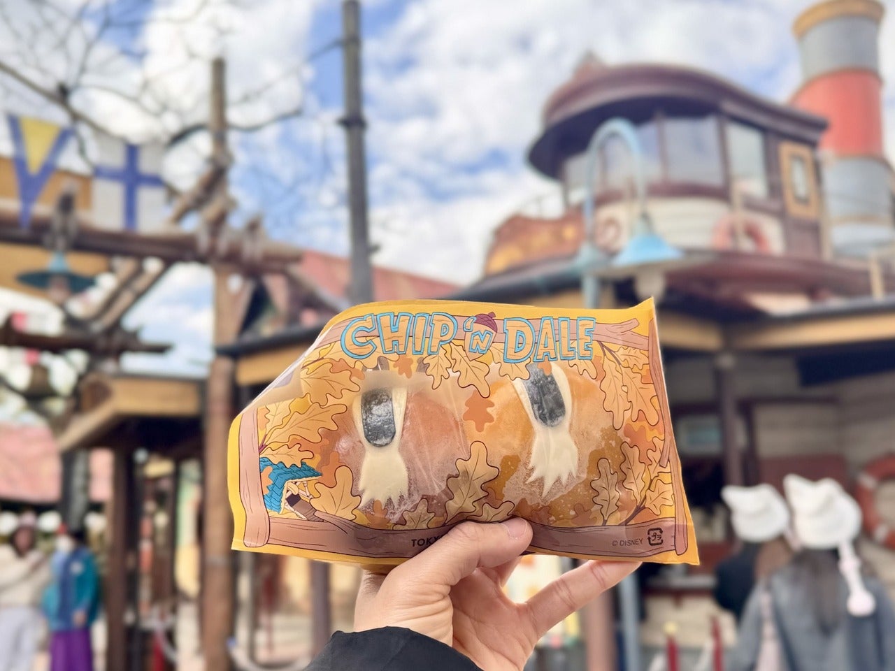 ディズニーランド食べ歩き定番メニューおすすめ「チップとデールまん（トマトチキン＆さつまいも）」