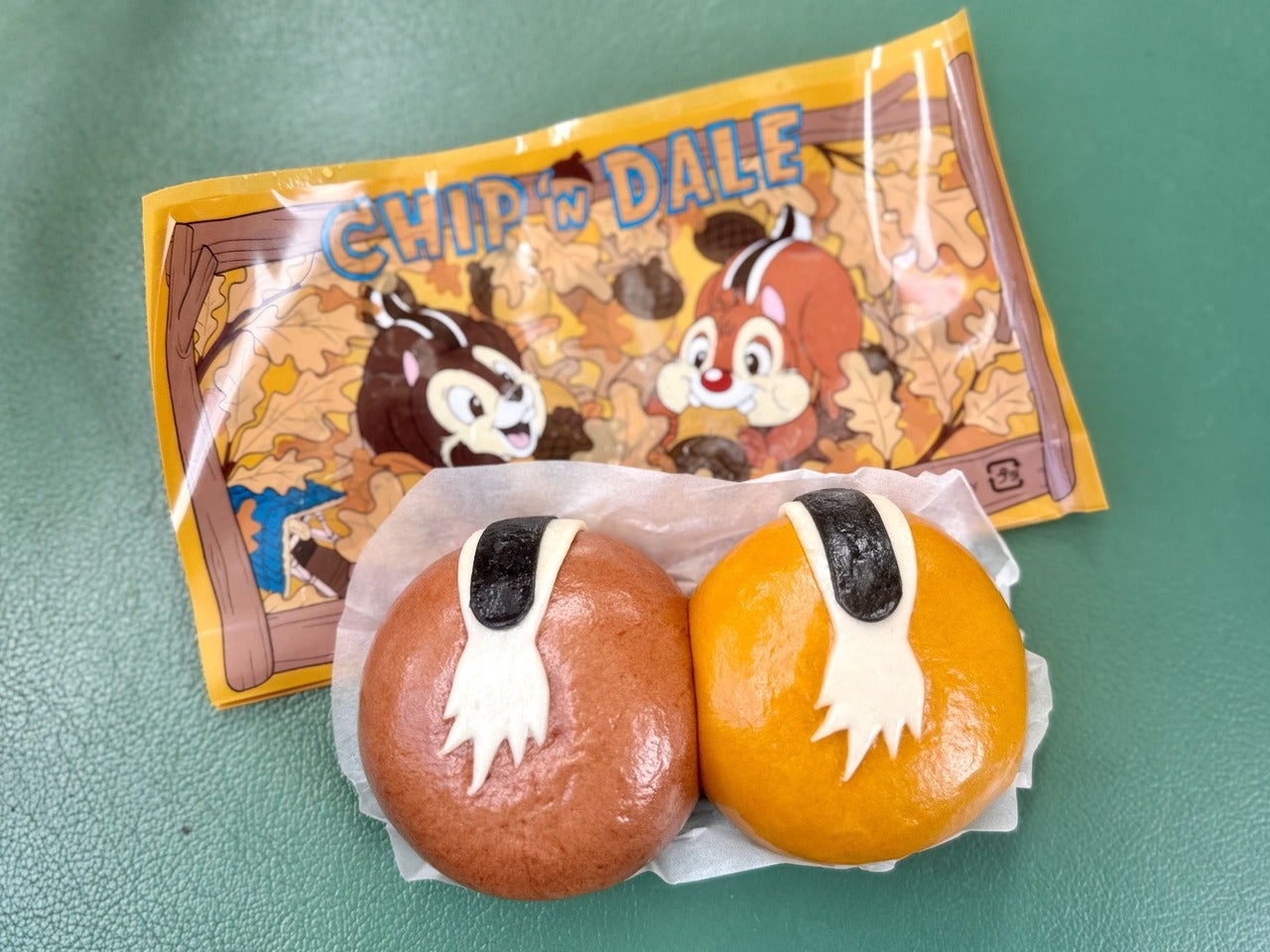 ディズニーランド食べ歩き定番メニューおすすめ「チップとデールまん（トマトチキン＆さつまいも）」