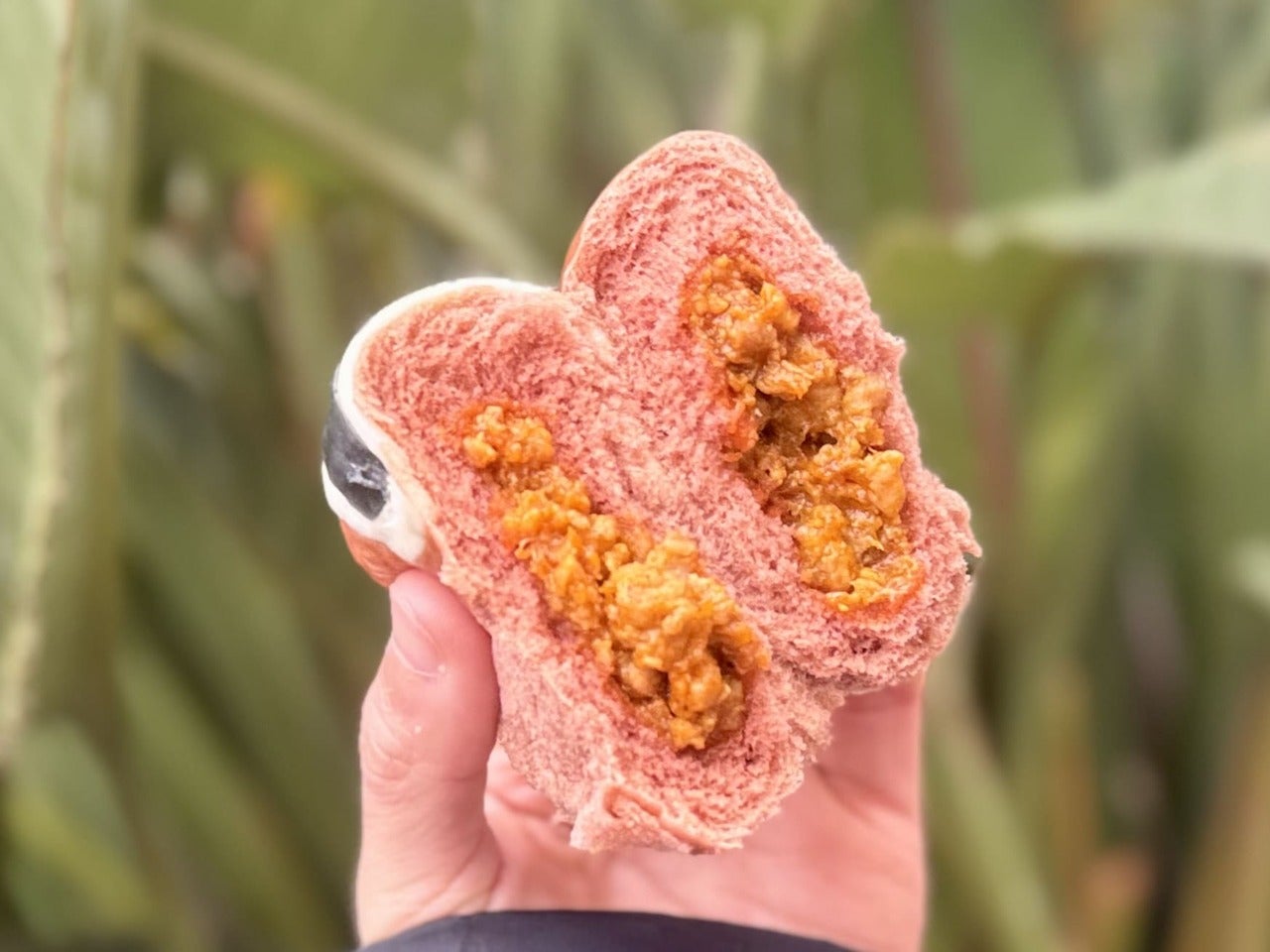 ディズニーランド食べ歩き定番メニューおすすめ「チップとデールまん（トマトチキン＆さつまいも）」チップ中身