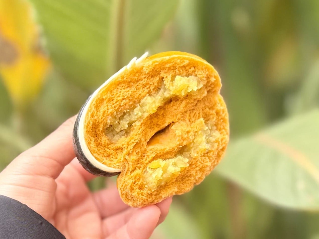 ディズニーランド食べ歩き定番メニューおすすめ「チップとデールまん（トマトチキン＆さつまいも）」デール中身