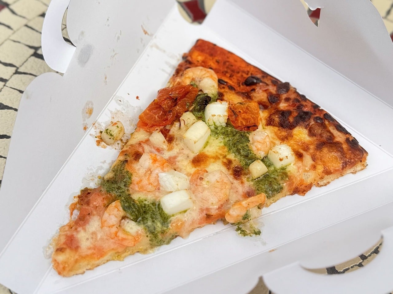 ディズニーランド食べ歩き定番メニュー「シーフードピザ」