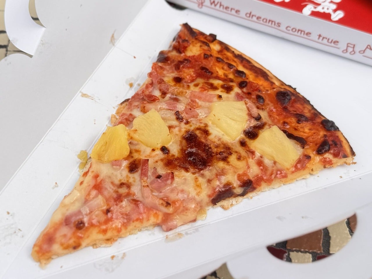 ディズニーランド食べ歩き定番メニュー「ベーコンとパイナップルのピザ」