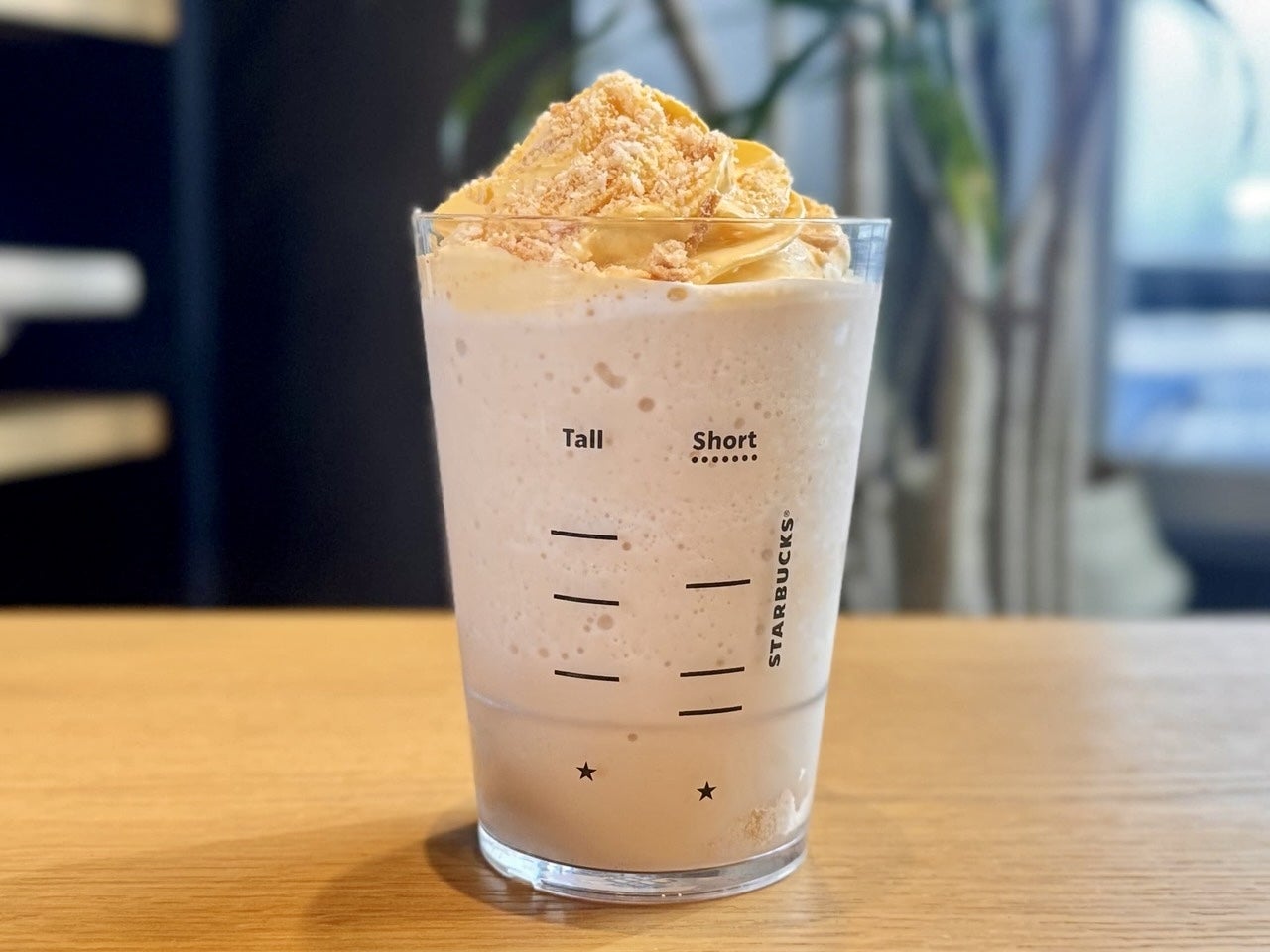 スタバ新作韓国発「シュークリーム フラペチーノ&reg;」後ろ