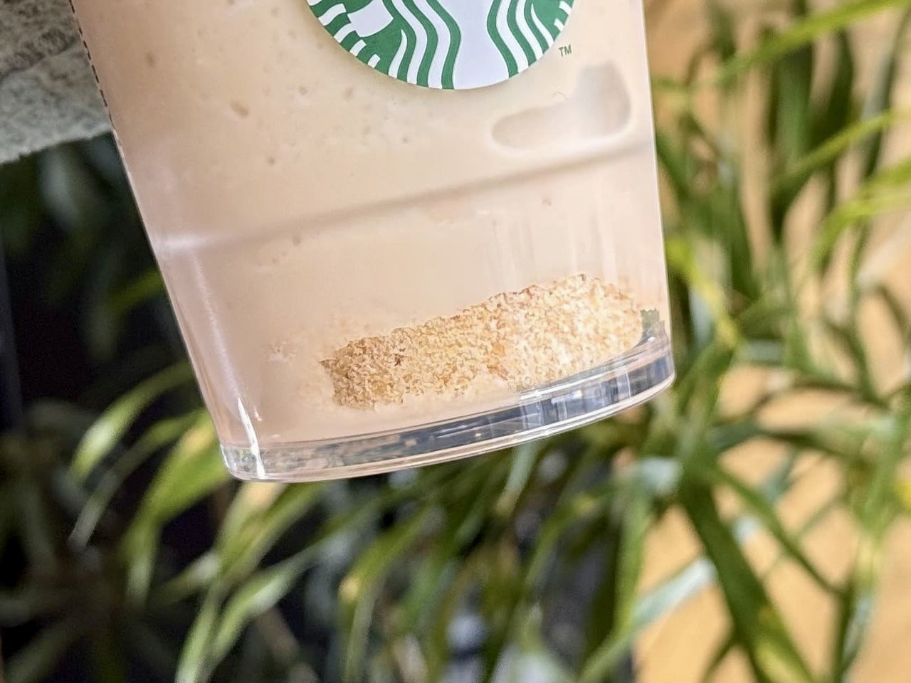 スタバ新作「シュークリーム フラペチーノ」カップ下部、クランチ生地
