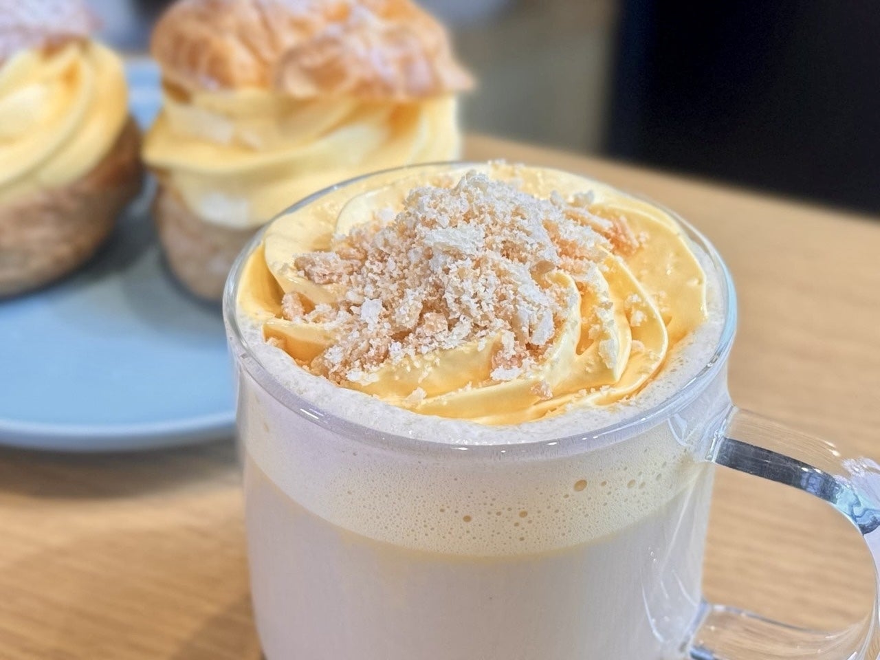 スタバ新作「シュークリーム　ラテ」、カスタードトッピング