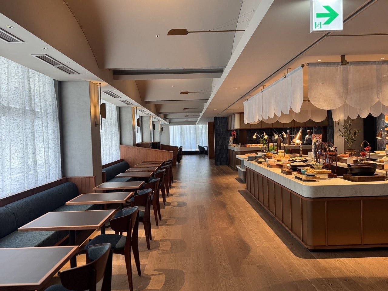 「OMO7横浜 by 星野リゾート」ビジター利用OK「OMOダイニング」座席の様子