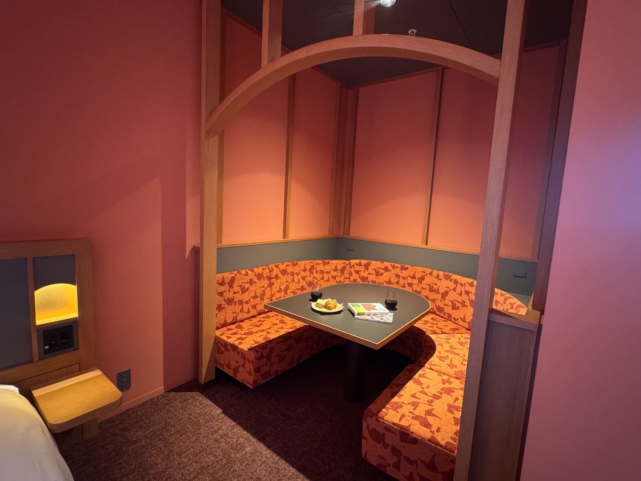 「OMO7横浜 by 星野リゾート」カタリバルーム(赤)ソファ