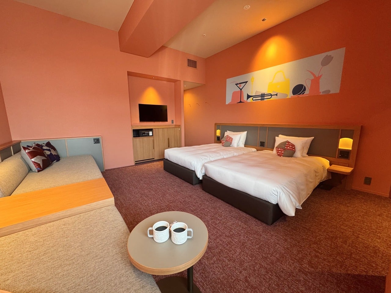 「OMO7横浜 by 星野リゾート」カタリバルーム(赤)ベッドルーム