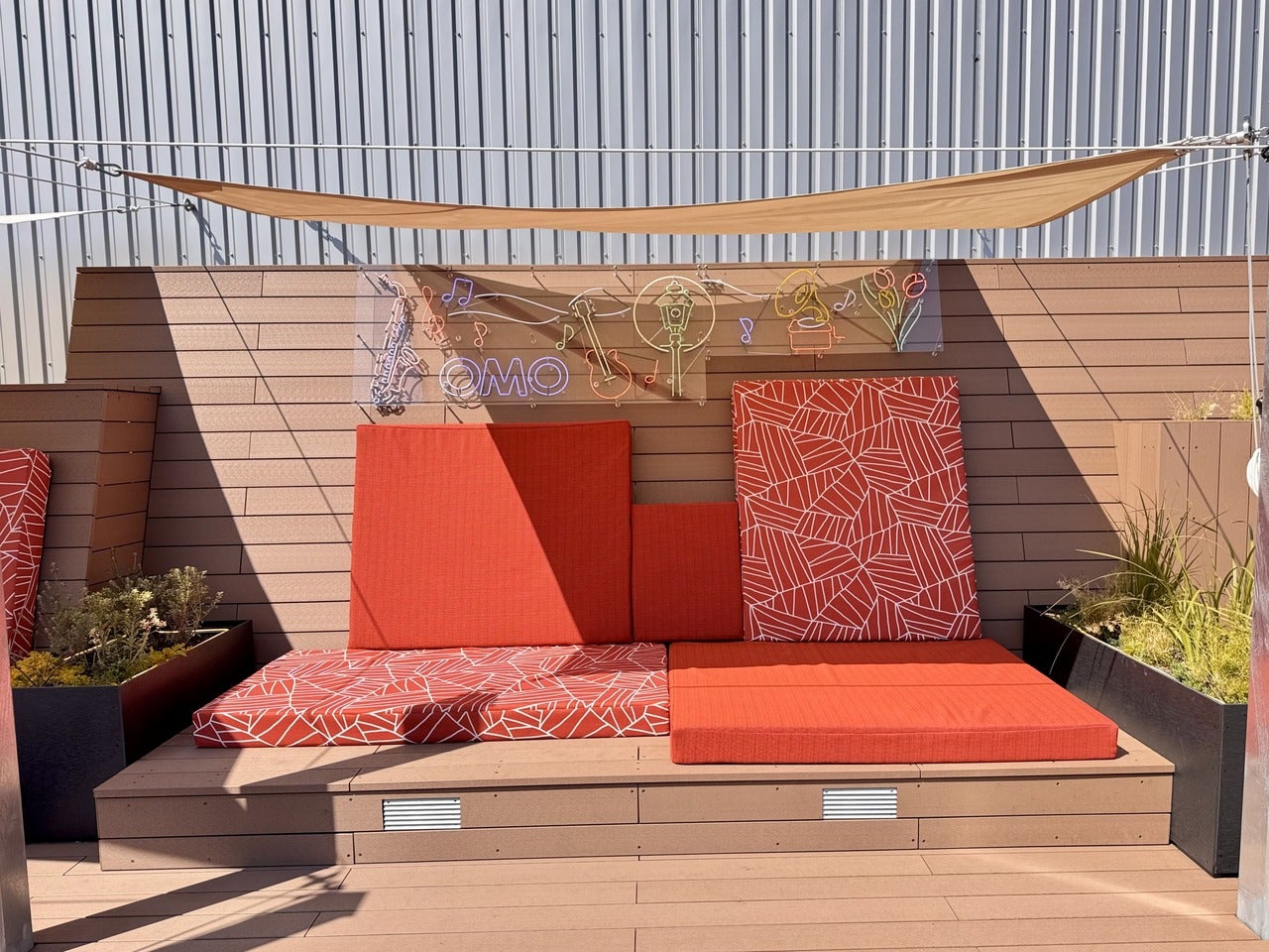 「OMO7横浜 by 星野リゾート」屋上ソファ