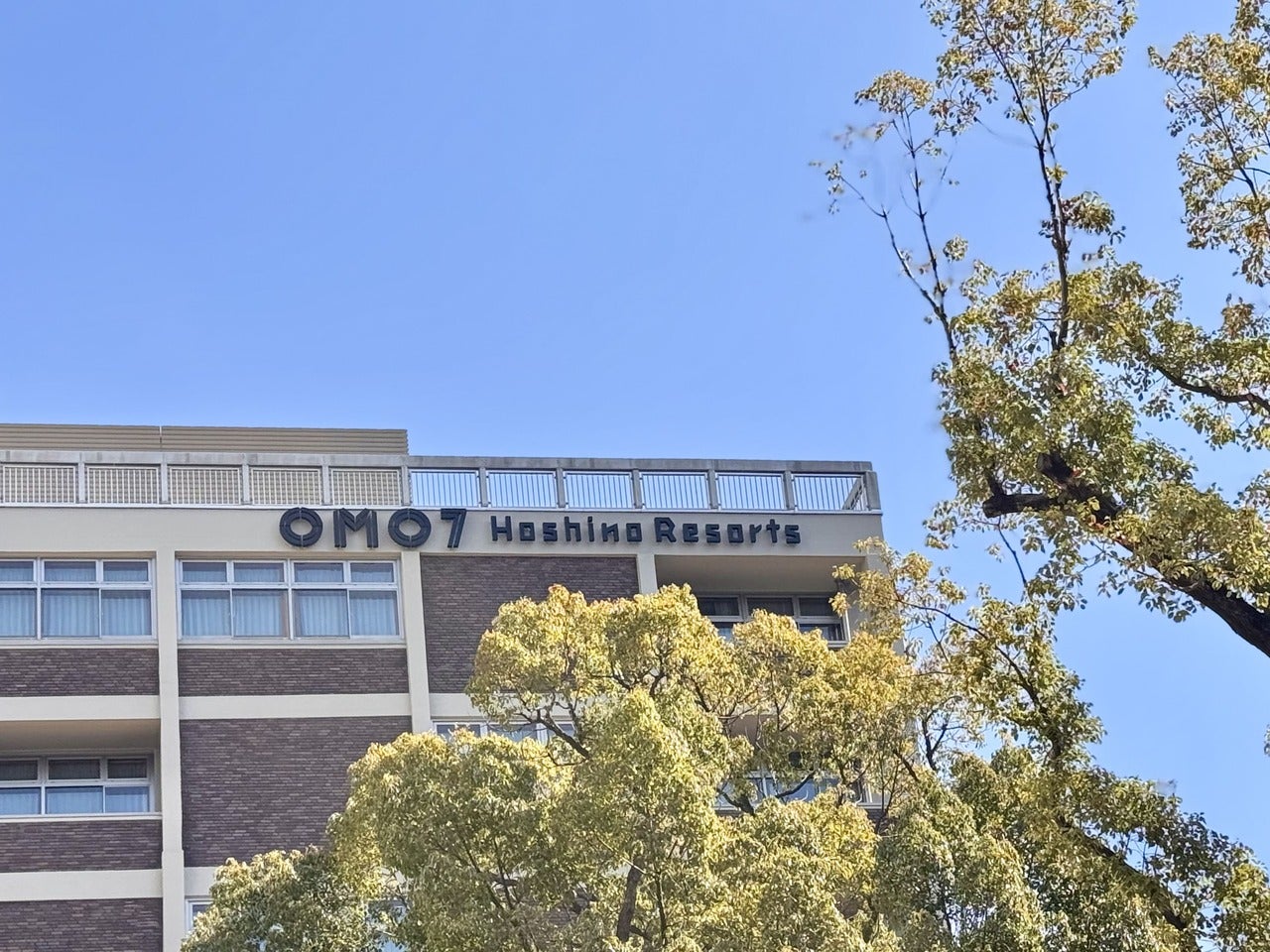 「OMO7横浜 by 星野リゾート」ホテル看板