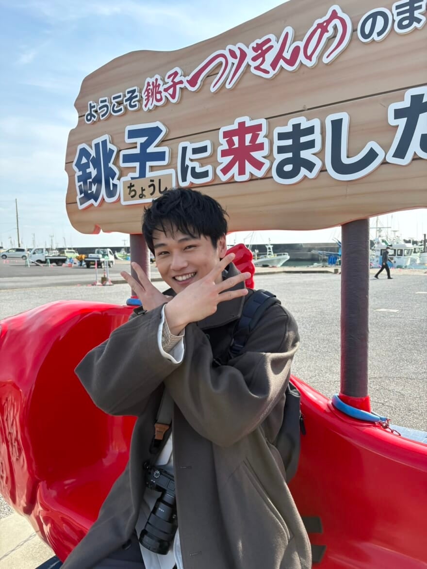 銚子で記念撮影をする中川大輔