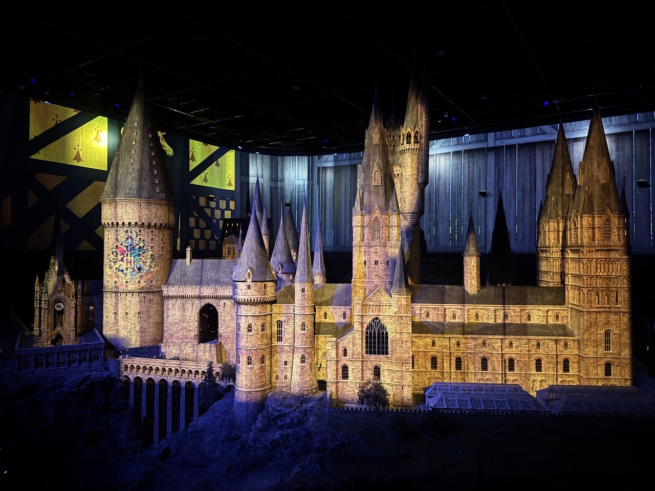 ホグワーツ城の模型にはクィディッチのプロジェクションマッピングの演出