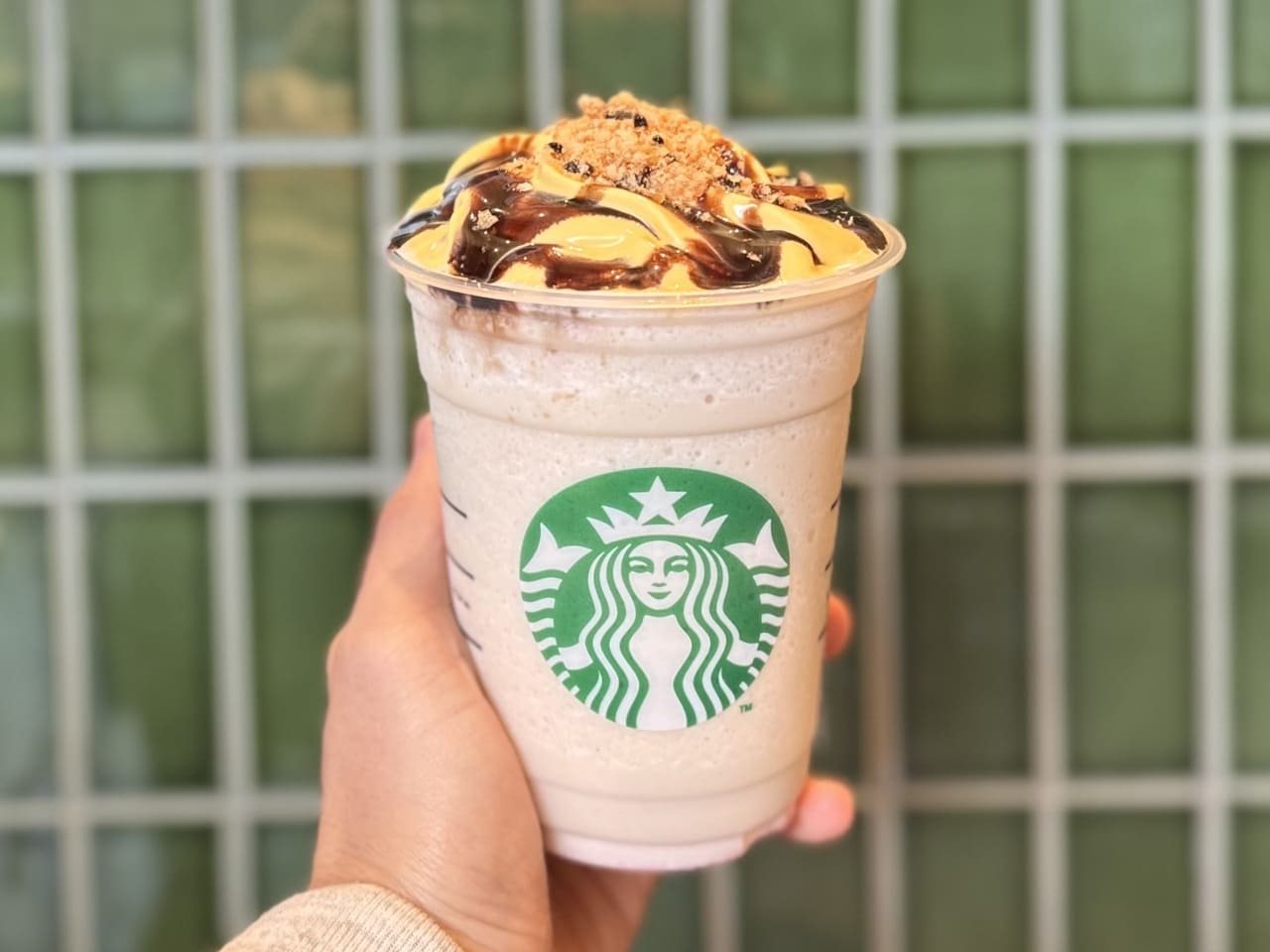 スタバ新作「ストロベリー シュークリーム フラペチーノ&reg;」おすすめカスタムチョコレートソース正面