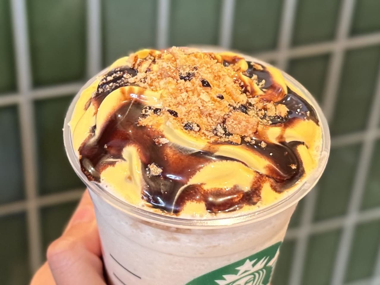 スタバ新作「ストロベリー シュークリーム フラペチーノ&reg;」おすすめカスタムチョコレートソースアップ