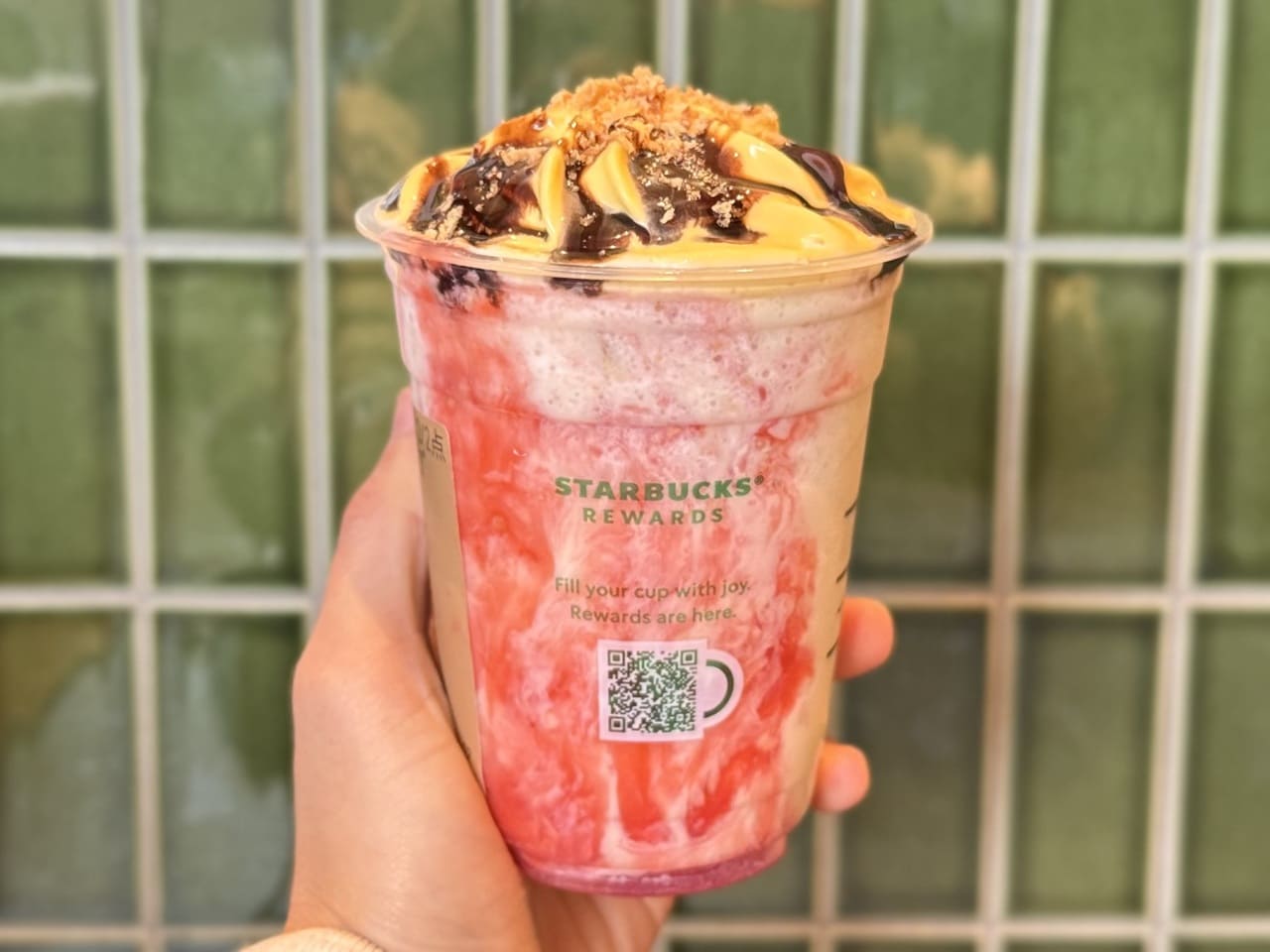 スタバ新作「ストロベリー シュークリーム フラペチーノ&reg;」おすすめカスタムチョコレートソース後ろ