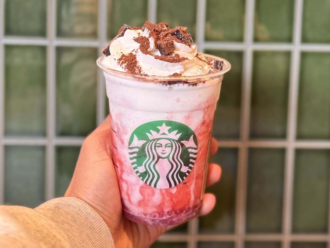 「スターバックス ストロベリー フラペチーノ&reg;」おすすめカスタマイズチョコチップ、ココアパウダー追加正面