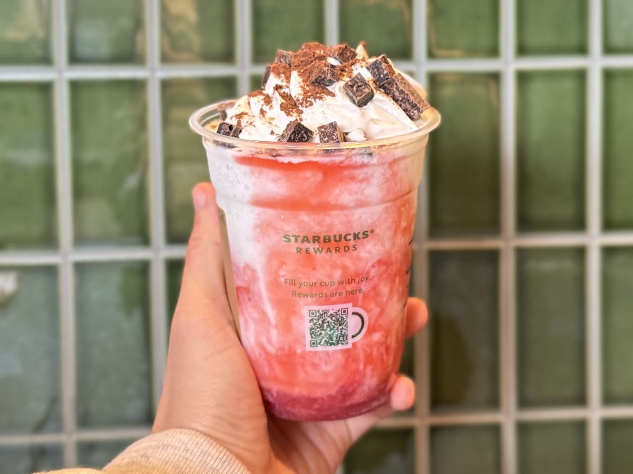 「スターバックス ストロベリー フラペチーノ&reg;」おすすめカスタマイズチョコチップ、ココアパウダー追加正面後ろ