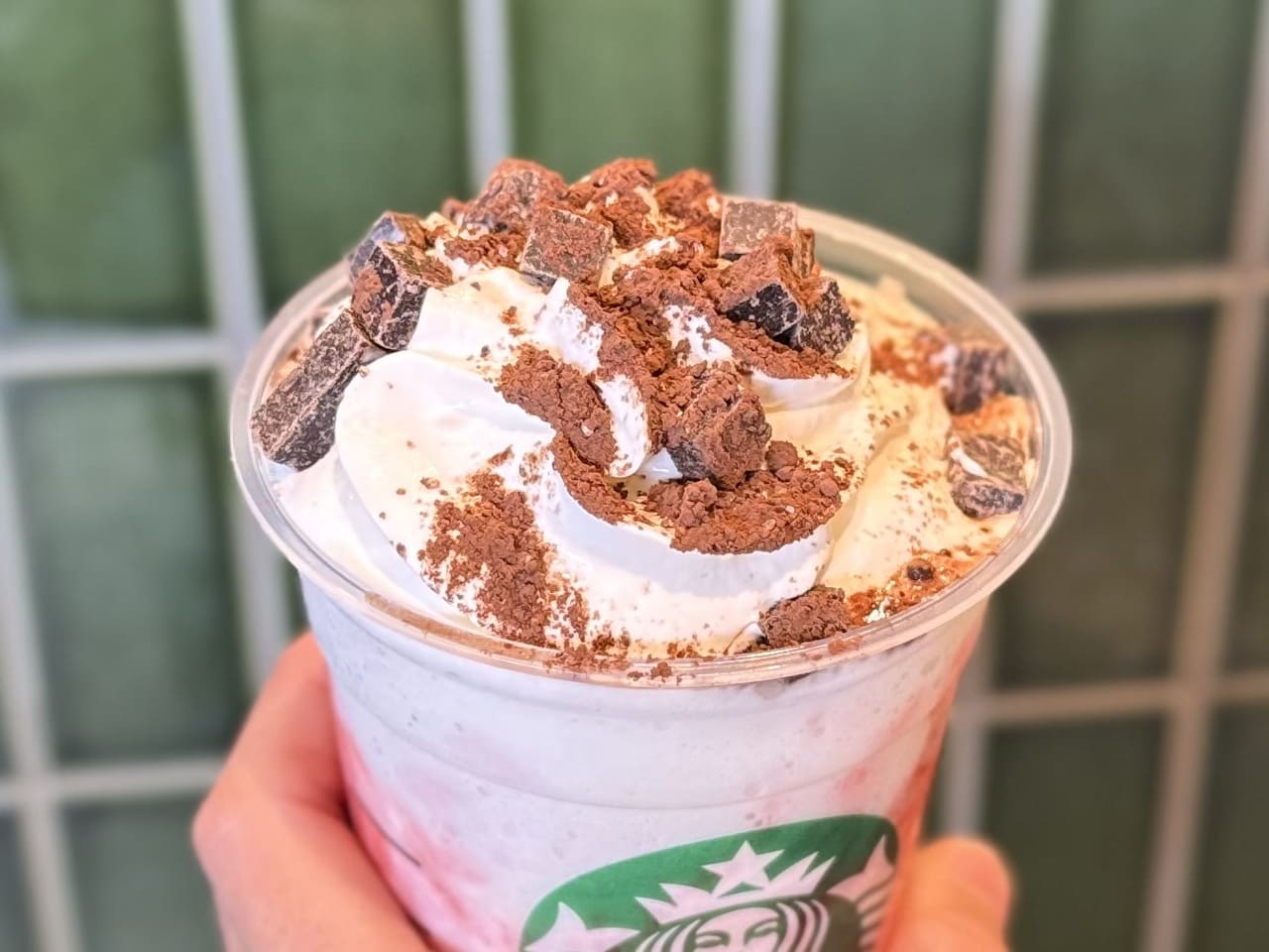 「スターバックス ストロベリー フラペチーノ&reg;」おすすめカスタマイズココアパウダーチップアップ