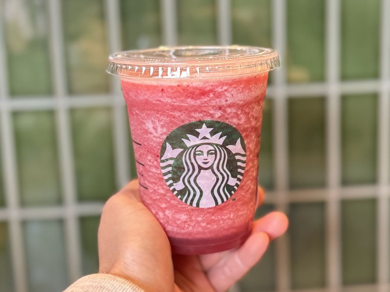 スタバ新作「ストロベリー ＆ パッション ソルベ ティー」おすすめカスタム正面