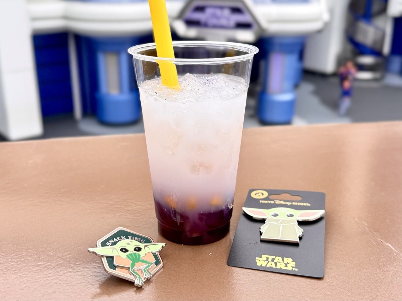 東京ディズニーランド食べ歩きフード。期間限定のオススメメニュー「ギャラクティック・ブリーズ(バタフライピーシロップ&乳酸菌飲料、マンゴー」