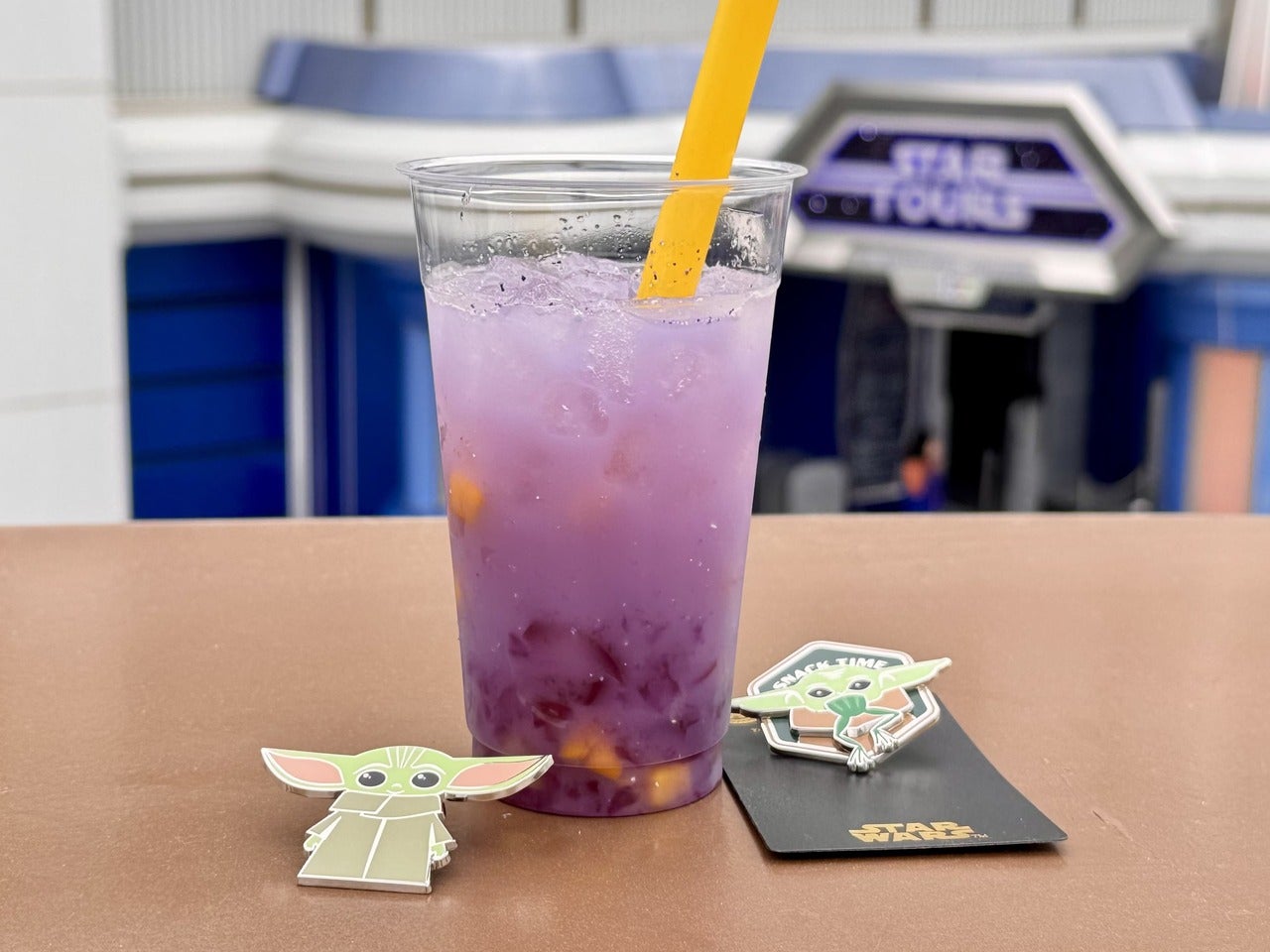 東京ディズニーランド食べ歩きフード。期間限定のオススメメニュー「ギャラクティック・ブリーズ(バタフライピーシロップ&乳酸菌飲料、マンゴー」混ぜた後