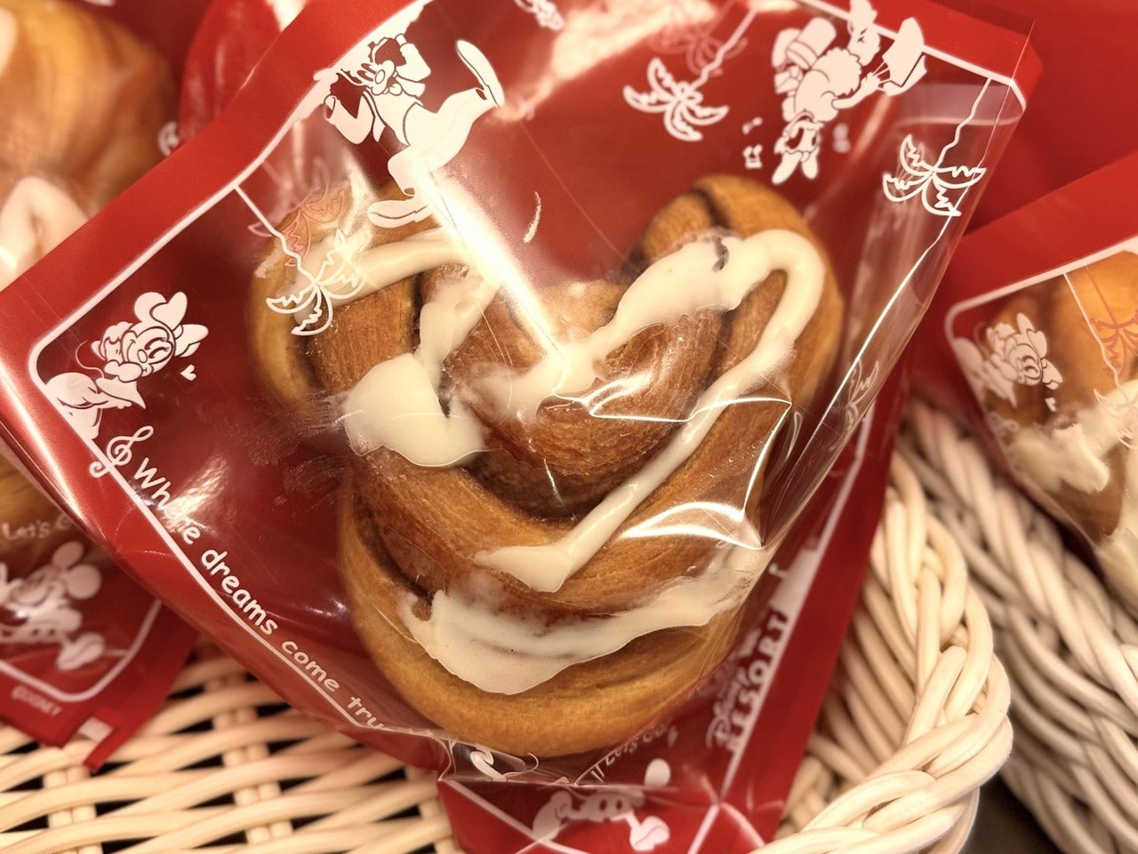 東京ディズニーランド食べ歩きフード。定番メニューのオススメ「ミッキーシナモンロール」
