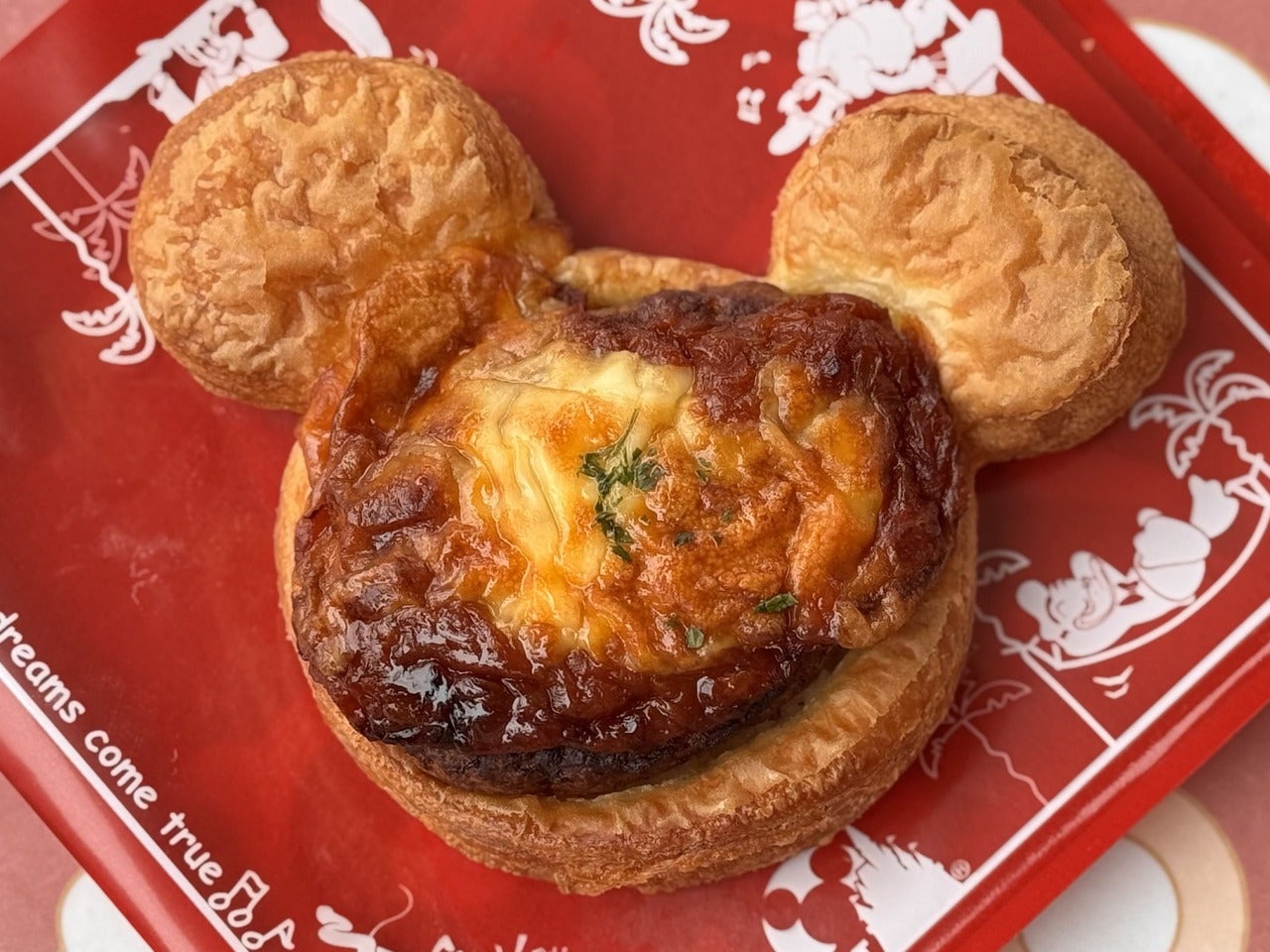 東京ディズニーランド食べ歩きフード。定番メニューのオススメポップコーン「チーズハンバーグデニッシュ」
