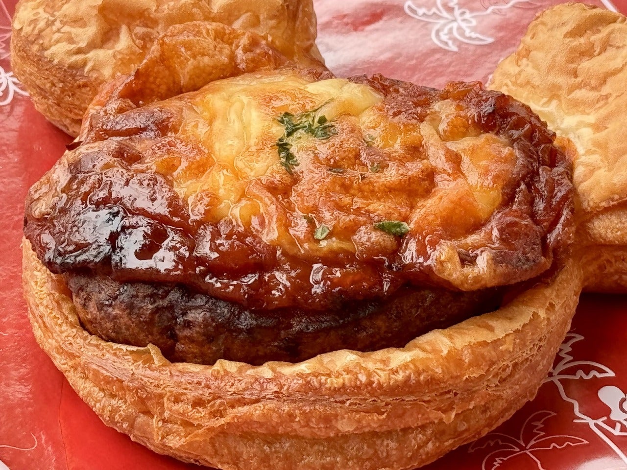 東京ディズニーランド食べ歩きフード。定番メニューのオススメポップコーン「チーズハンバーグデニッシュ」寄り