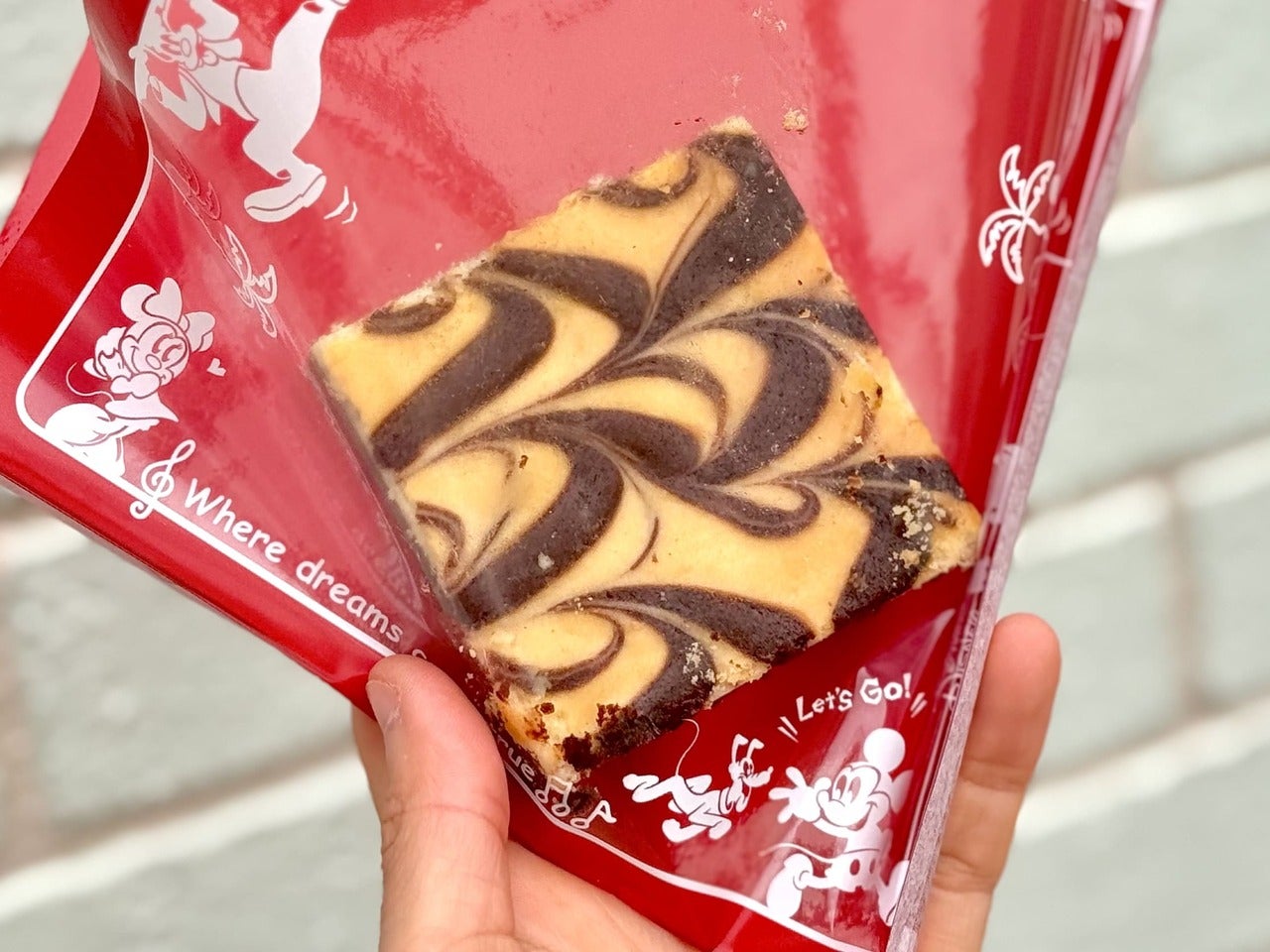 東京ディズニーランド食べ歩きフード。定番メニューのオススメ「クリームチーズ・ブラウニー」