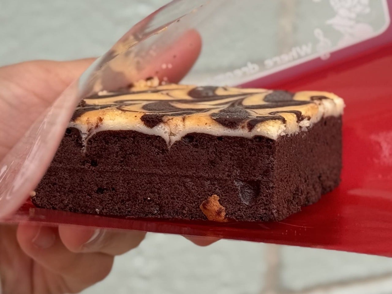 東京ディズニーランド食べ歩きフード。定番メニューのオススメ「クリームチーズ・ブラウニー」