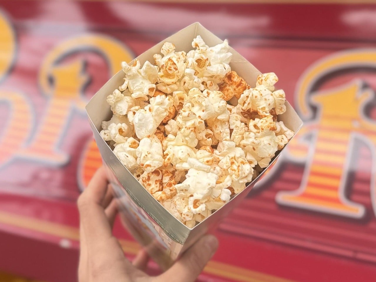 東京ディズニーランド食べ歩きフード。定番メニューのオススメポップコーン「しょうゆバター味」