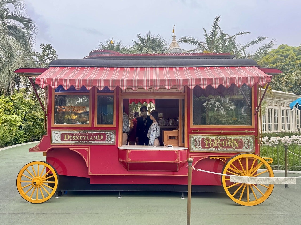 東京ディズニーランド食べ歩きフード。定番メニューのオススメポップコーン「しょうゆバター味」販売ワゴン