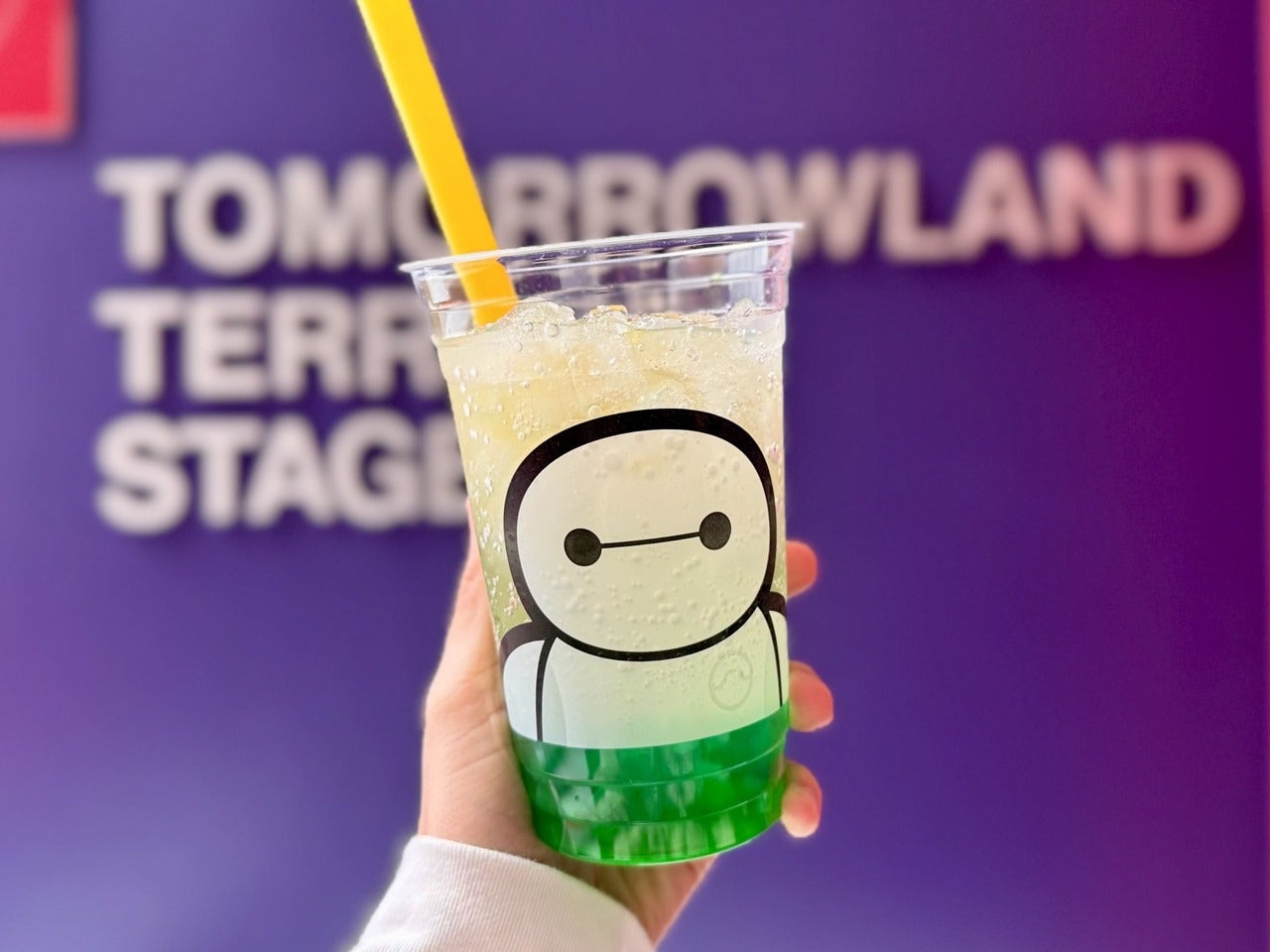 東京ディズニーランド食べ歩きフード。定番メニューのオススメ「スパークリングドリンク(パイナップル&オレンジ、ナタデココ)」