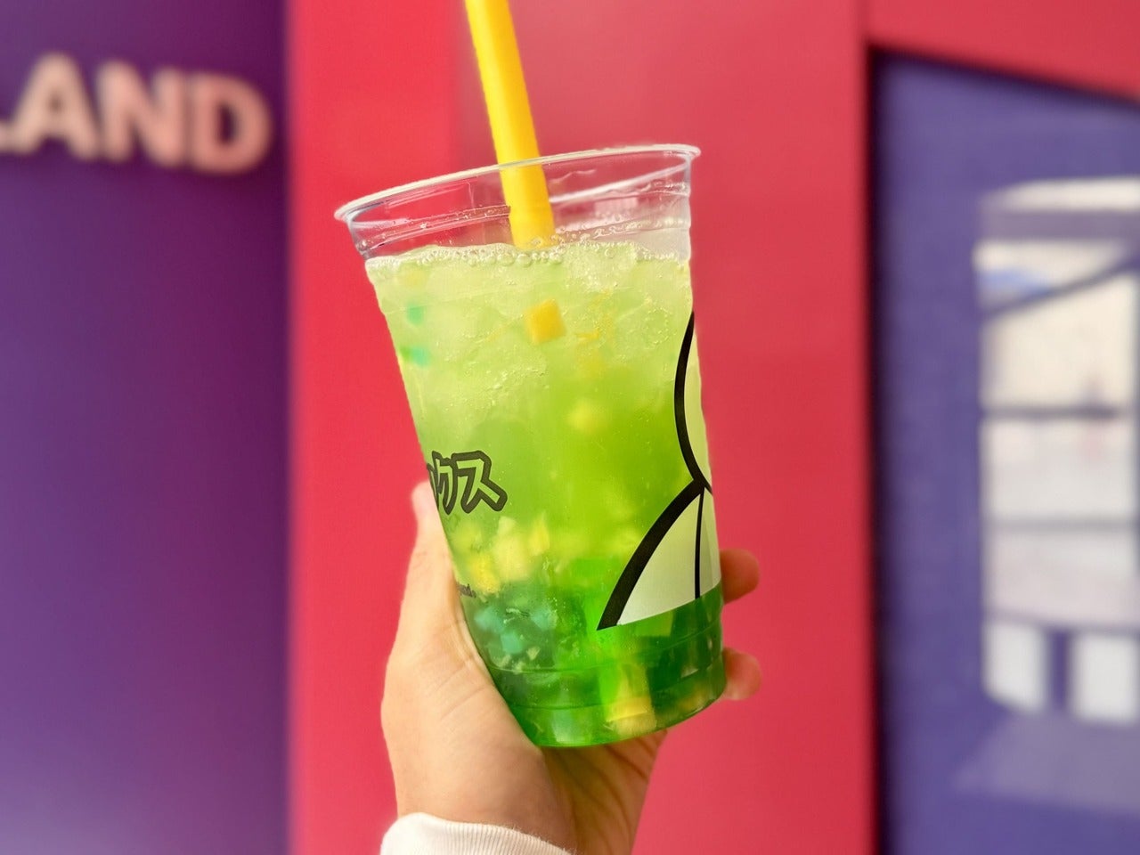 東京ディズニーランド食べ歩きフード。定番メニューのオススメ「スパークリングドリンク(パイナップル&オレンジ、ナタデココ)」別角度
